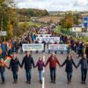 Zeichen für Demokratie und Klimaschutz – Symbolische Menschenkette verbindet NRW
